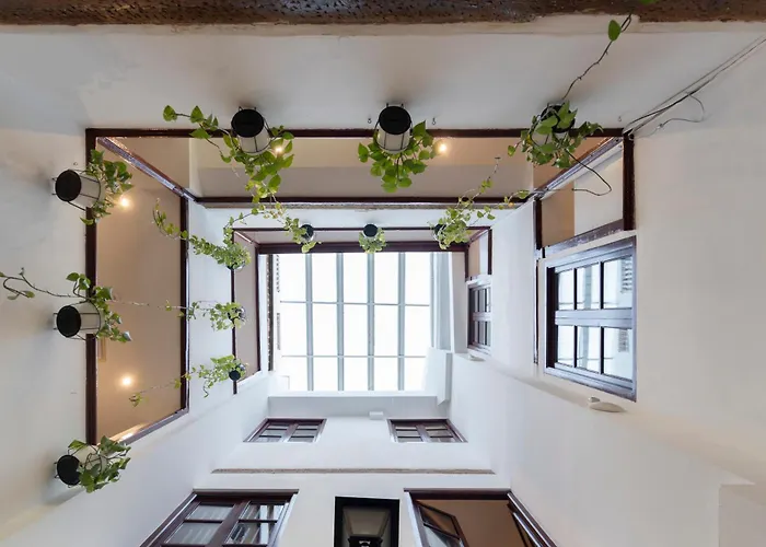 Hostel: Home Youth Hostel By Feetup Hostels